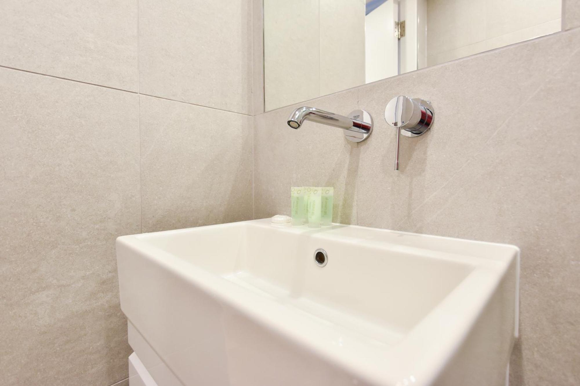Earls Court East Serviced By Stayprime Лондон